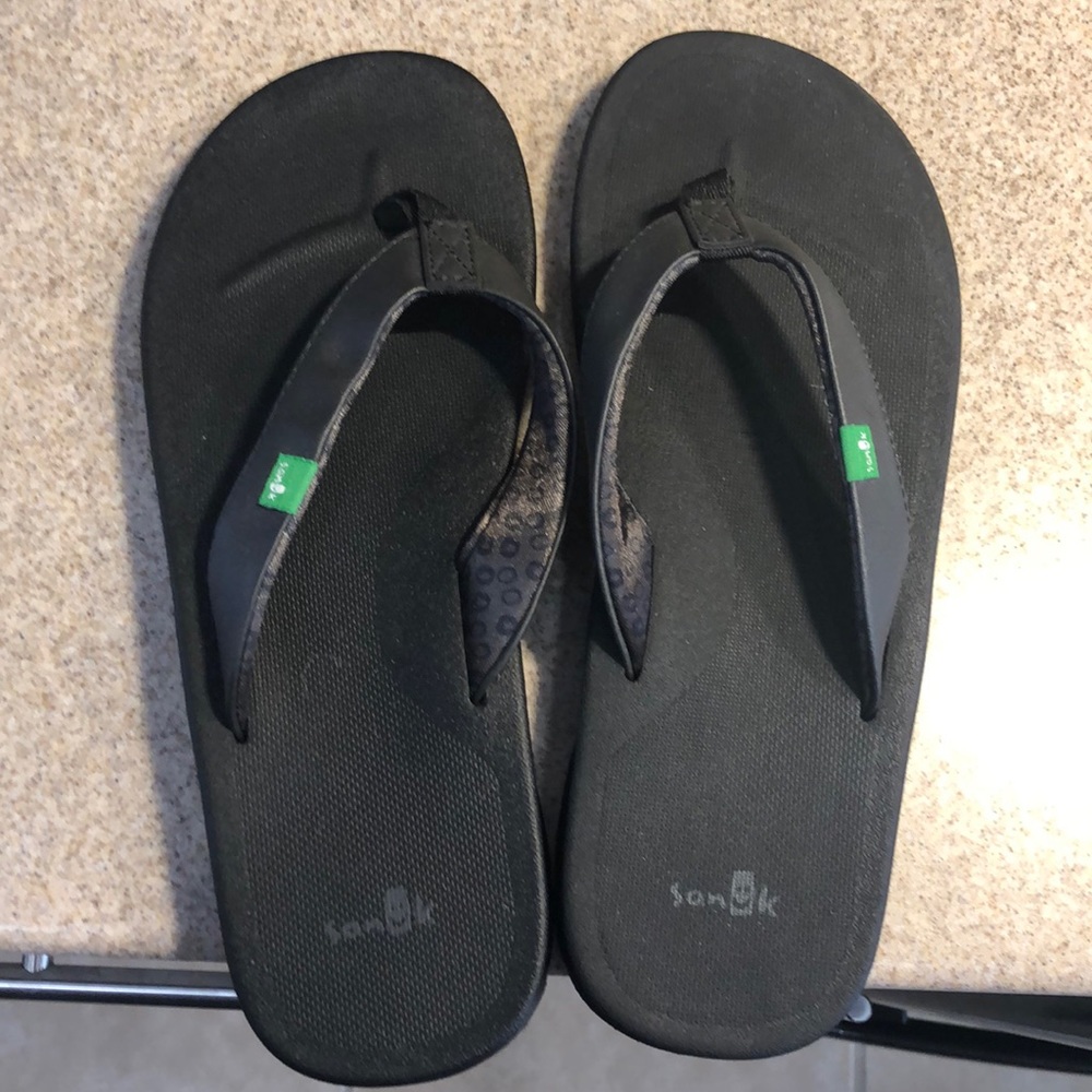SATURDAY SPECIAL NEW sanuk black flip flops